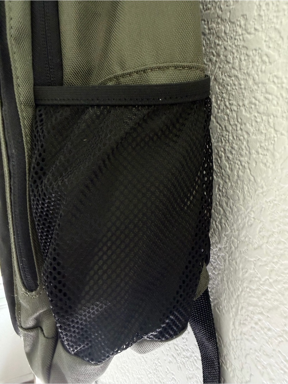 Oakley Enduro 20L 3.0 • Two-Tone Black & Olive Backpack - Picture 5 of 10